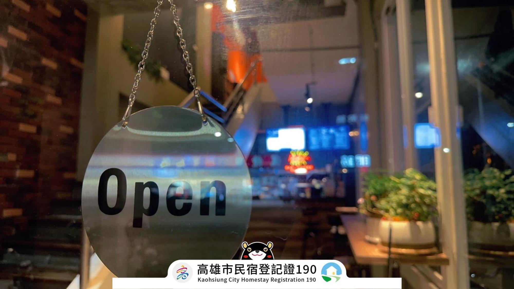 Like Hostel & Bar Lounge 高雄市 エクステリア 写真