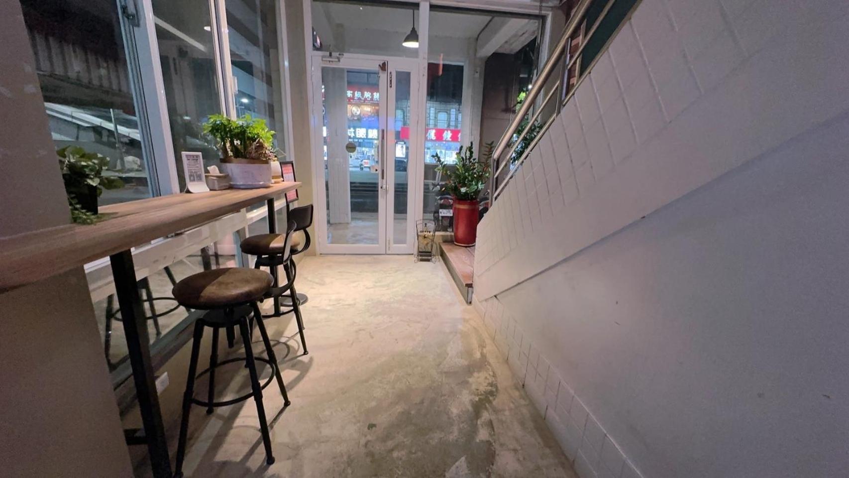 Like Hostel & Bar Lounge 高雄市 エクステリア 写真